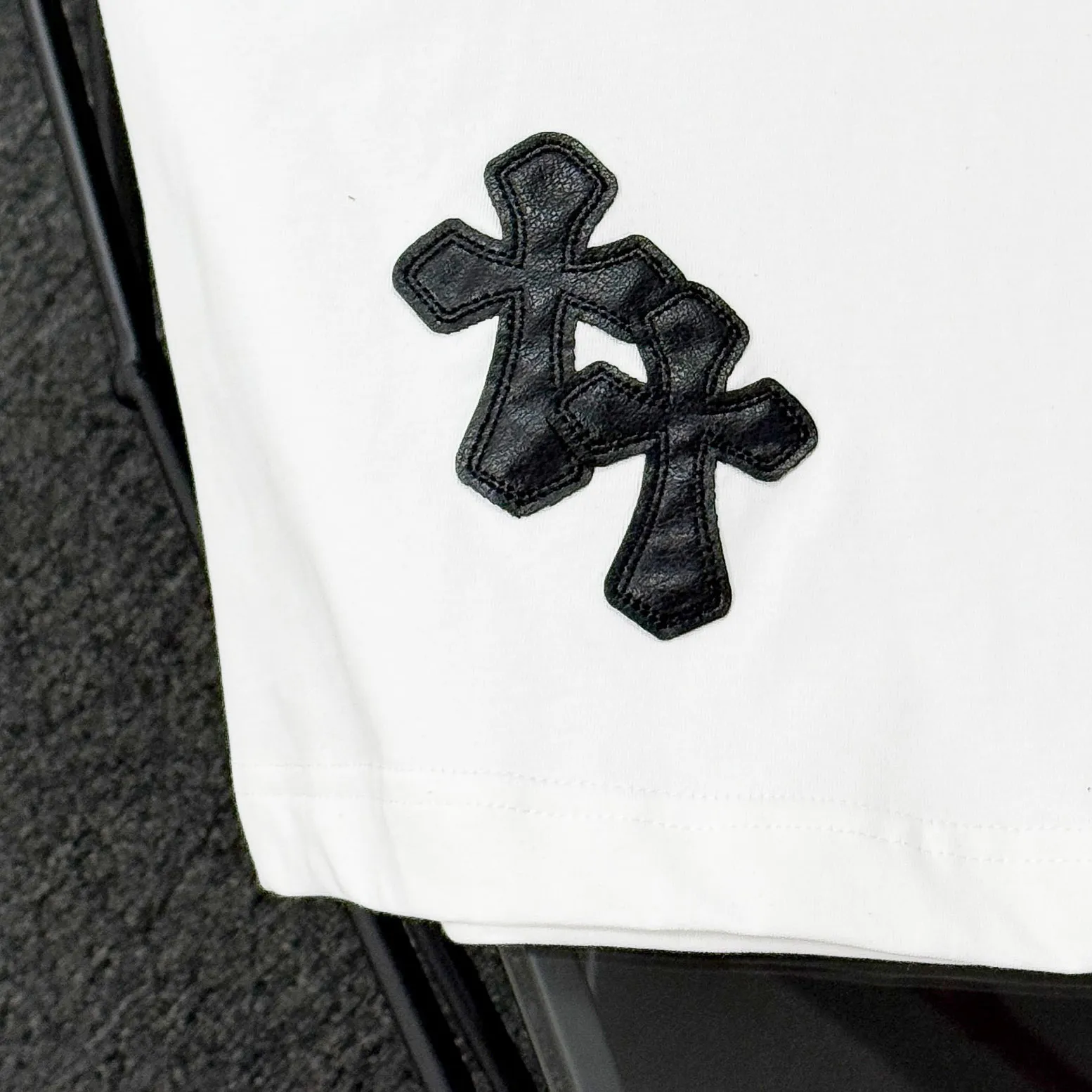 P170 Chrome Hearts Chrome Hearts 25 high version. The fabric is made of 300 grams of high-density pure cotton. It does not deform or shrink. It has three labels. It is the same style for men and women. Technology: patch embroidery + digital printing. Color: white, black. SIZE: S-XL.